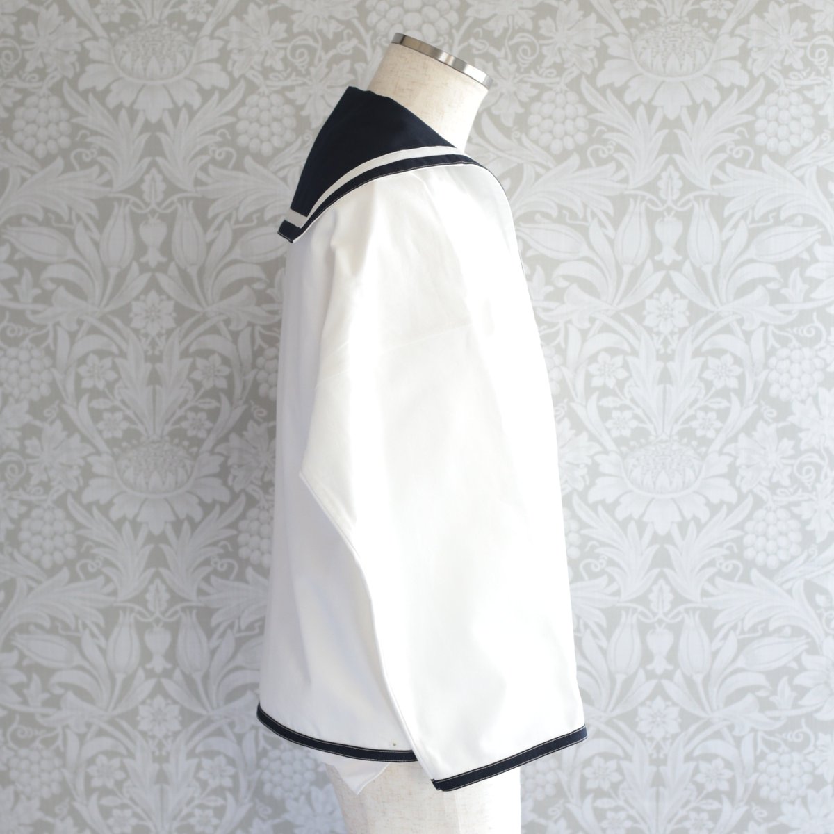 1930sclothing's tweet photo. 海軍兵夏衣の複製を販売いたします。
素材は綿製、襟飾をとめる紐付属。
※襟飾は別売り
寸法表一号サイズを参考に、丈60cm、胸囲111.5cm、裄74cm。誤差がある場合があります。
価格20000円。
注文数が在庫数を超えた場合、お時間を頂き受注生産になることをご了承下さい。
DMにて受け付けます。 https://t.co/nLlQeWFGoa