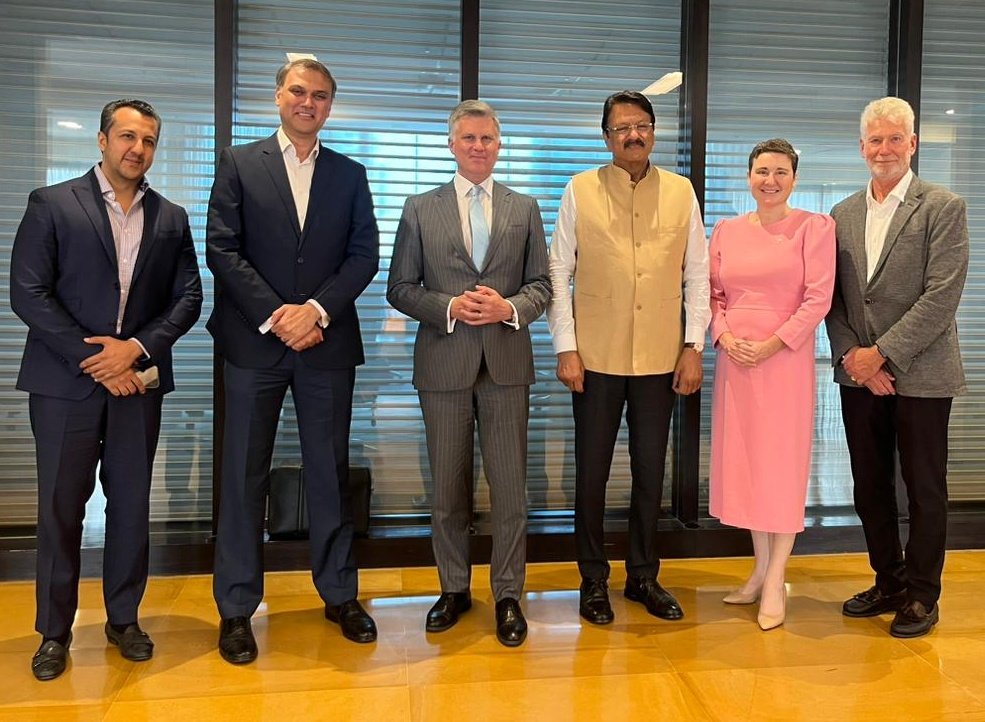 Glad to meet w. Mr. Ajay Piramal, Chairman @PiramalGroup & team 🙏.

We disc'd collaboration opportunities in #pharma #financialservices & #RealEstate .
Looking forward to growing 🇨🇦🤝🇮🇳.

#GoTeamCanadaTrade #IndoPacificStrategy