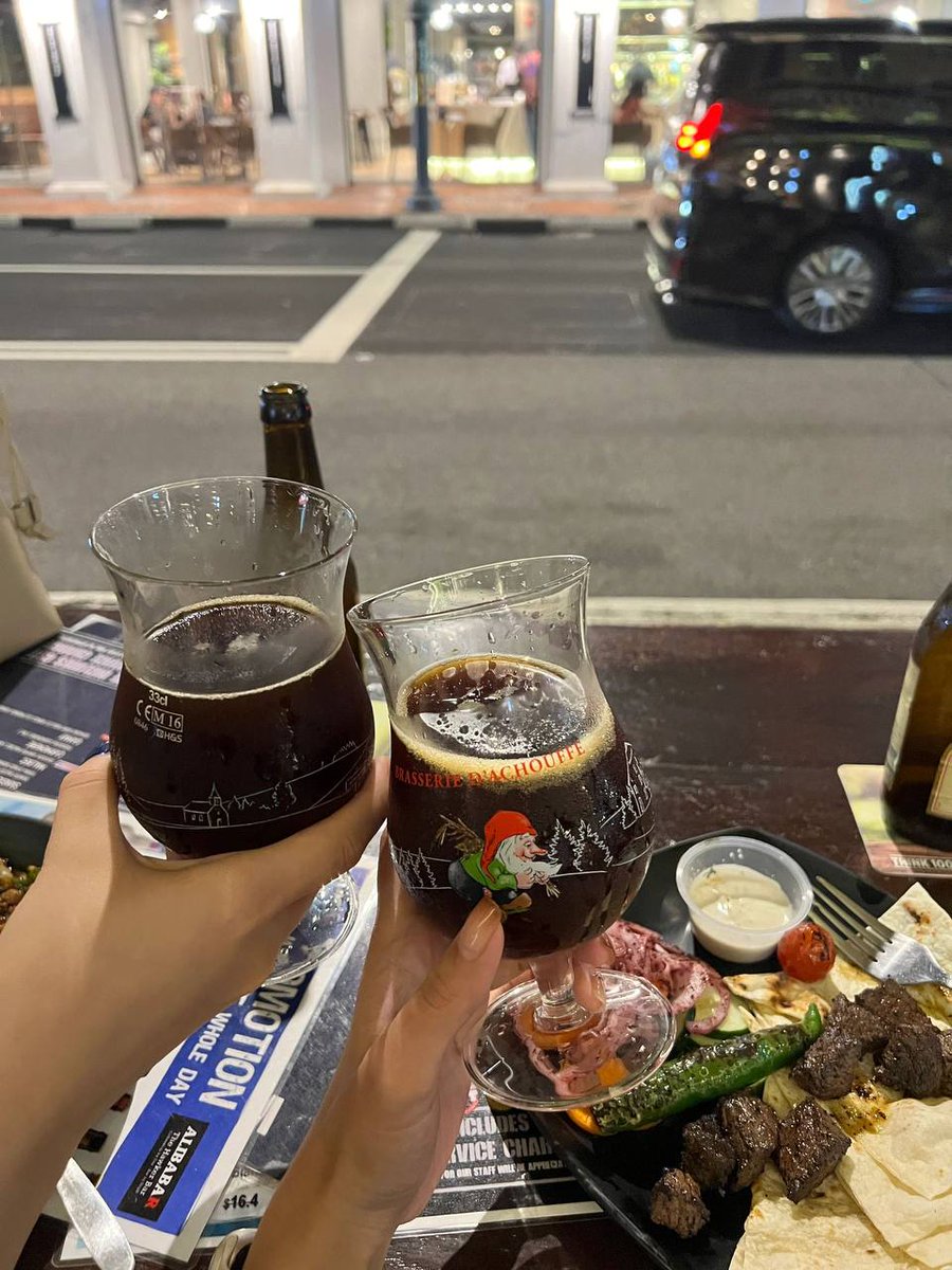 em_lulubeans's tweet photo. Having a drink with friends is a happy thing https://t.co/hIFRyGX56K