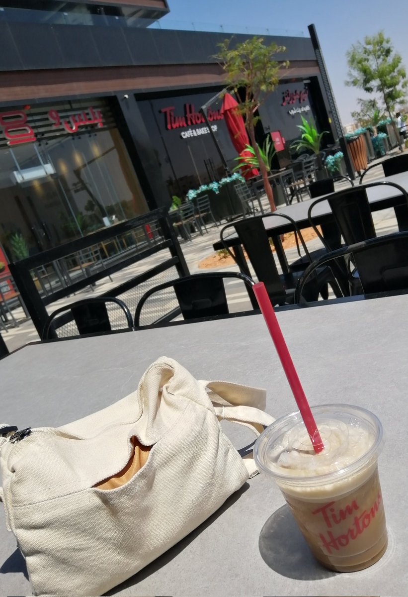 عندي فرط كلام وفرط مشاعر واعتراضات وعتاب بس قررت اليوم ايضاً ما أحرك ساكِن وأشرب قهوهـ..🤷🏽‍♀️