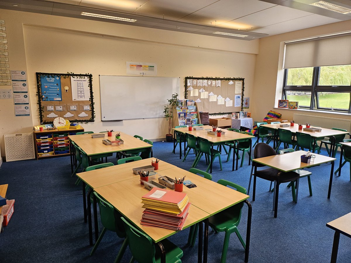 My new classroom is feeling a lot more like my own after a good clear out and tidy up today! 😊 As a school, we've decided to strip everything back to create a calming learning environment. I love it! 
#edutwitter #teachersoftwitter #sltchat @MenTeachPrimary