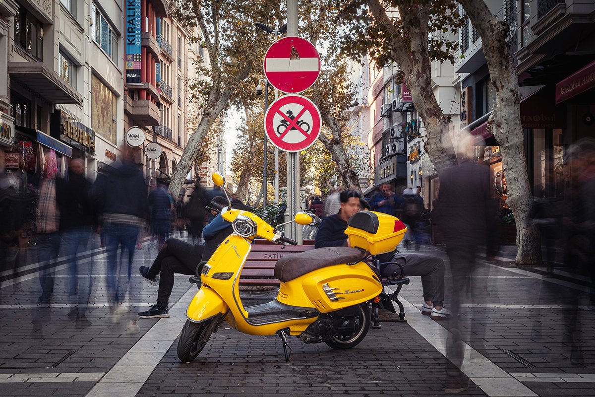 A Very lonely scooter!
#streetphotography #color #longexposure #nft #opensea