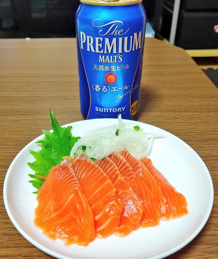 p_b_a_'s tweet photo. 皆様、今日もお疲れ様です😀　久しぶりにサーモンをいただきます。かんぱーい🍻 https://t.co/mMKnXGCDYH