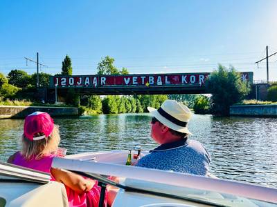 stadkortrijk's tweet photo. Ongenoegen bij KVK-fans neemt toe: ‘120 jaar voetbal’ is nu ‘vetbal’ op spoorbrug https://t.co/brjJkpIqGs https://t.co/KeX9koPwft