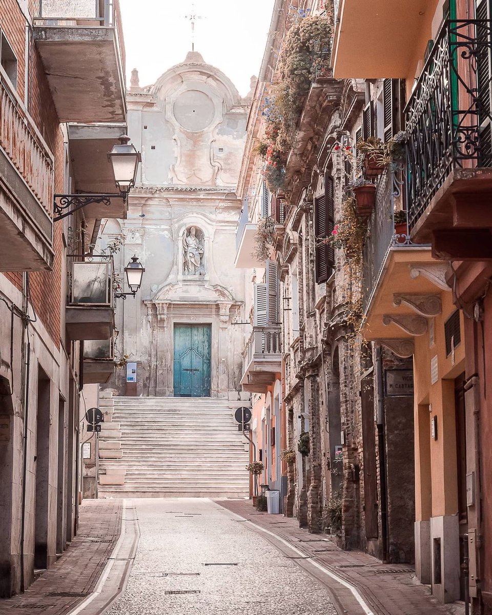 A soli 30 minuti da Pescara, si trova “un angolo di paradiso, il segreto meglio custodito d’Italia”: Città Sant'Angelo. Così l'ha definita la rivista Forbes, classificandola tra i 10 migliori posti al mondo dove andare a vivere
bit.ly/3CjzFH3
#Abruzzo 
📸gaetano_marcanio
