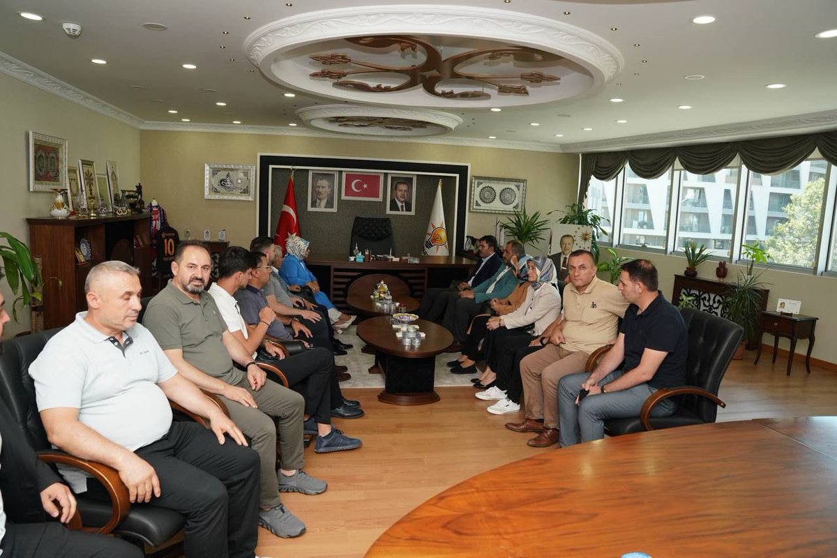 AK Parti’mizin 22 yıllık hikayesinin en büyük kahramanı AK kadrolarımız şimdi de #Yenidenİstanbul diyerek İstanbul'da adım atmadık bir sokak kalmayana kadar çalışıyor. 

Sancaktepe İlçe Teşkilatımızın kıymetli üyeleriyle bir aradayız. 

<a href="/SeymaDgc/">Şeyma Döğücü</a> <a href="/akpinarturgay/">Turgay Akpınar</a>