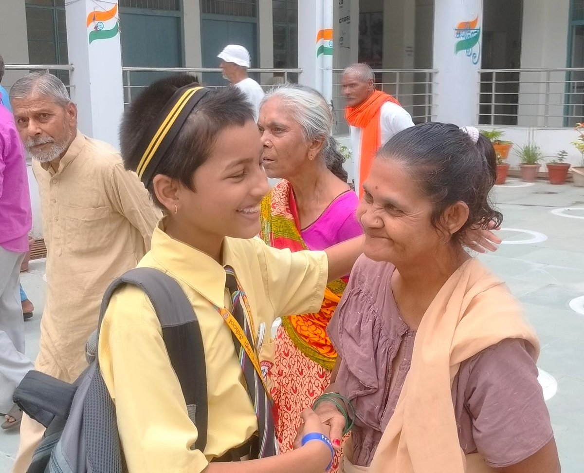Helpageindia's tweet photo. Recently, students from St. Karen's School spent some quality time with our #seniors at our #oldagehome in #patna, #bihar. Here are a few memorable glimpses of their incredible time together! 
#intergenerationalbonding #elderlove #grandparents https://t.co/9WYqGPfrem