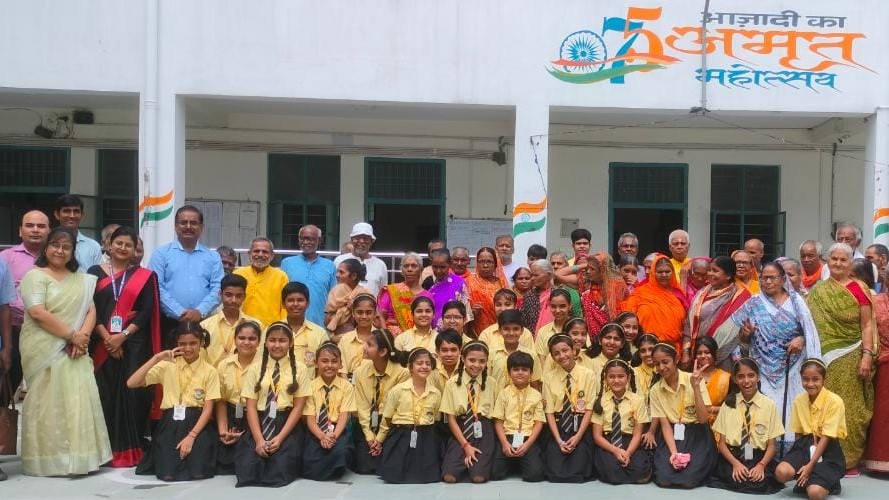 Helpageindia's tweet photo. Recently, students from St. Karen's School spent some quality time with our #seniors at our #oldagehome in #patna, #bihar. Here are a few memorable glimpses of their incredible time together! 
#intergenerationalbonding #elderlove #grandparents https://t.co/9WYqGPfrem