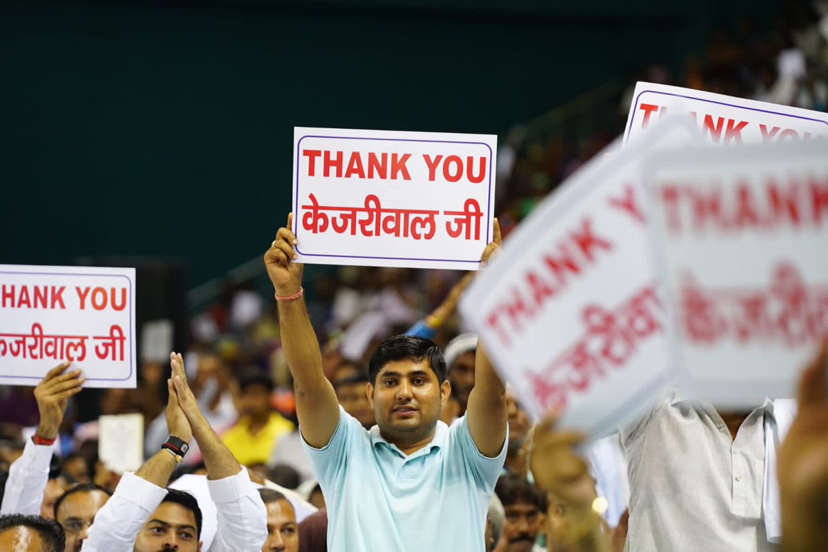 OberoiShelly's tweet photo. मुख्यमंत्री @ArvindKejriwal ने कर्मचारियों को पक्का करने की गारंटी दी थी, उस वादे की शुरुआत हो चुकी है। MCD के आज 317 कर्मचारियों को पक्का किया गया है। माननीय CM @ArvindKejriwal जी ने उन्हें पक्की नौकरी के कागजात सौंपे हैं।  

MCD में पिछले 13 सालों में नहीं हो पाया, वह अब CM अरविंद केजरीवाल के नेतृत्व में हो रहा है। अपने CM पर जो दिल्ली के लोगों का भरोसा है, यह उसी भरोसे से संभव हुआ है।