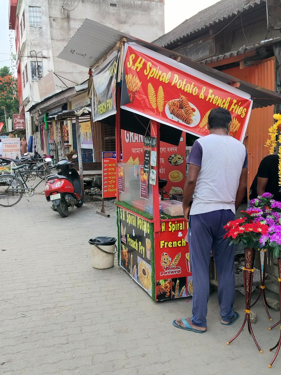 chronicscimitar's tweet photo. All aaround India , there's craze for Sprial Potato.Everywhere you see or open a social media sites there's bunch of videos relating the craziness and sale of this item😅😅 But here in Nagaon (Assam) 😂😂 No craziness, no attention , nothing ..Dukaandar bhi soch mai padh gaya . https://t.co/CYhuFg4UuJ