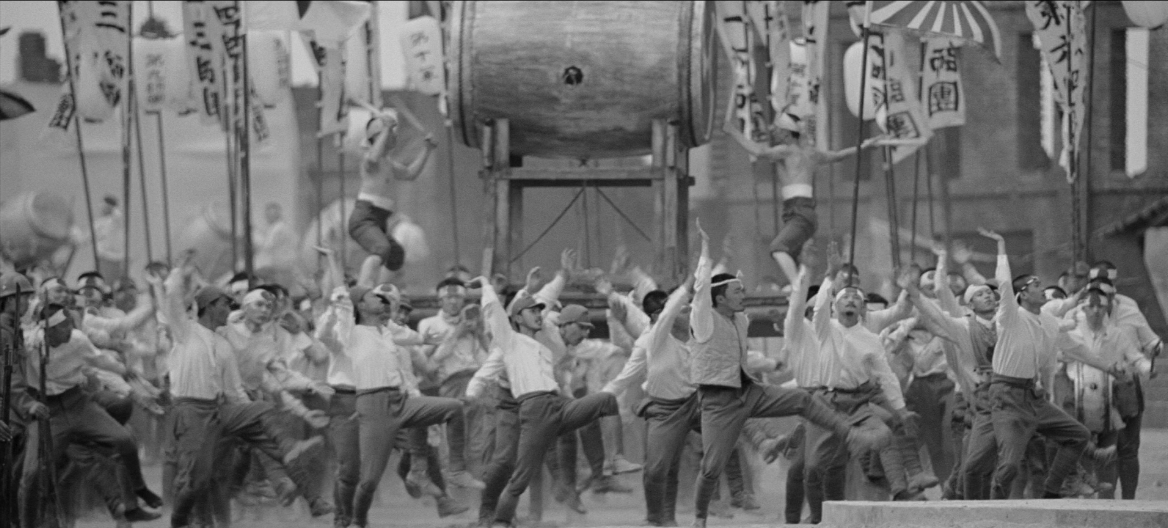 Lucas_Renaudot's tweet photo. Certaines scènes resteront gravées à jamais dans ma mémoire, notamment une scène magnifique de danse, rythmée par les tambours de l’armée japonaise qui a elle seule, résume ce monde déchu d’après guerre dans un moment suspendu au milieu des ruines et des morts. (4/4) https://t.co/VR6X7w29Xx