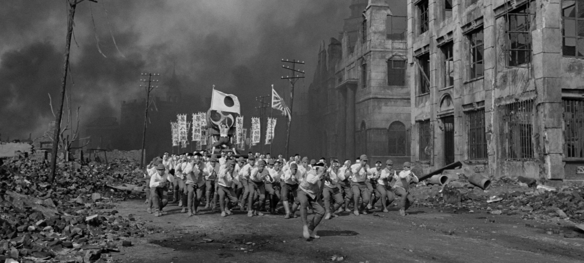 Lucas_Renaudot's tweet photo. Certaines scènes resteront gravées à jamais dans ma mémoire, notamment une scène magnifique de danse, rythmée par les tambours de l’armée japonaise qui a elle seule, résume ce monde déchu d’après guerre dans un moment suspendu au milieu des ruines et des morts. (4/4) https://t.co/VR6X7w29Xx