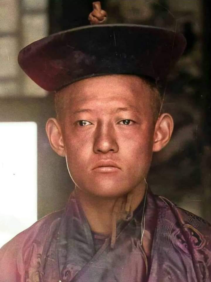 Богд хааны. Дондогдулам Хатны хэрэглэж явсан хөөрөгнүүд яаж хувь хүний гар дээр очсон юм бол...