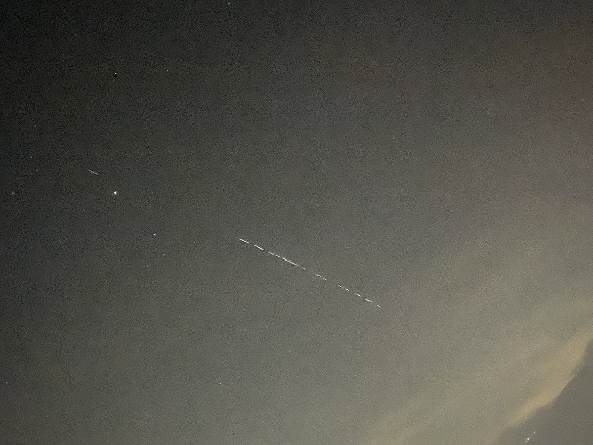 180235t's tweet photo. 謎の発光体？🛸
1列ですごいスピードで動いてて消えていった
こんなの初めてみた👀💡 
#UFO
 #未確認飛行物体 https://t.co/vDBfufKzXw