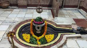 OmkarKhandve's tweet photo. 11. Vaijnath Jyotirlinga – Parli, Maharashtra
It is believed to be the spot where Lord Shiva once resided as a hermit, providing healing to the ailing. The term "Vaijnath" is associated with Lord Shiva's role as a divine physician, emphasizing his ability to cure ailments. https://t.co/HpUz2UFbnG