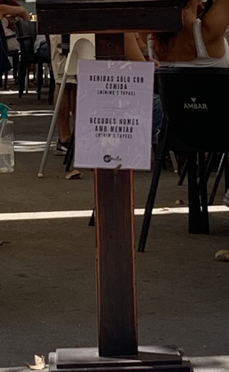 Dues del migdia. Plaça de la Vila de Gràcia.
BEGUDES NOMÉS AMB MENJAR
Resultat: Ni una ànima 
Tan de bo us enfonseu. Cabrons.