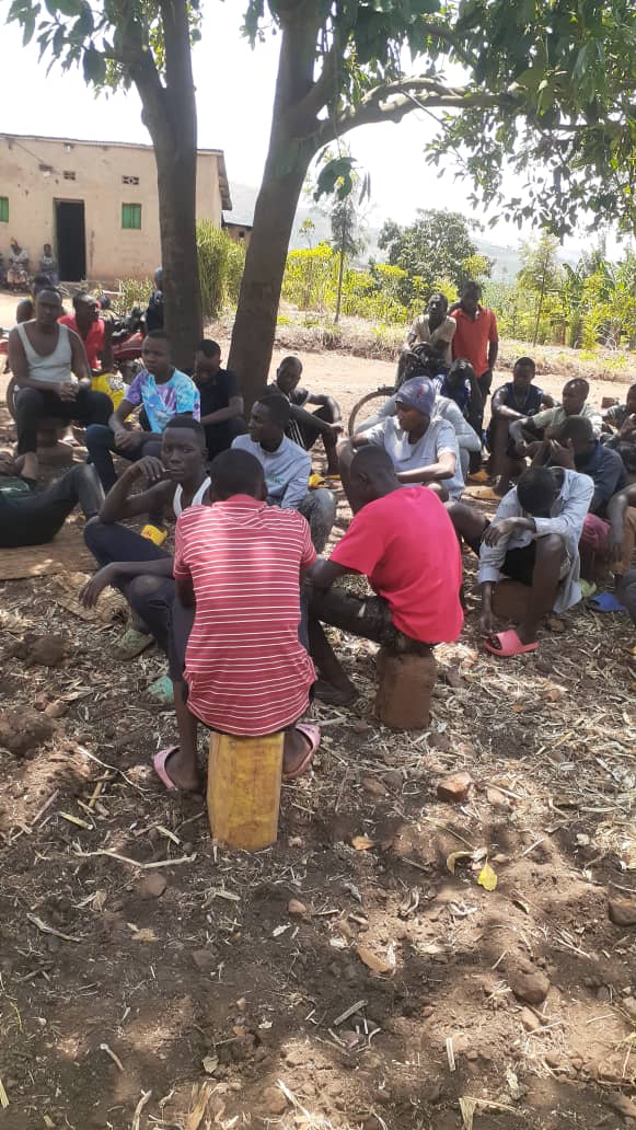 TabagweSector's tweet photo. #TabagweSect #Shonga_Cell Urubyiruko rwakoze  Umuganda wo gukurungira inzu y'Umuturage utuye Mu kagali ka #Shonga Nyuma y'Umuganda urubyiruko rwagiranye ikiganiro kibanze kuruhare rw'urubyiruko mw'Ishyirwa mubikorwa rya Gahunda za Leta. https://t.co/2hTsPT1LtD