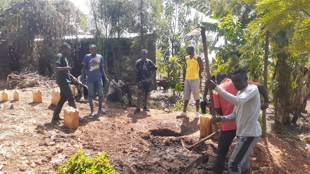 TabagweSector's tweet photo. #TabagweSect #Shonga_Cell Urubyiruko rwakoze  Umuganda wo gukurungira inzu y'Umuturage utuye Mu kagali ka #Shonga Nyuma y'Umuganda urubyiruko rwagiranye ikiganiro kibanze kuruhare rw'urubyiruko mw'Ishyirwa mubikorwa rya Gahunda za Leta. https://t.co/2hTsPT1LtD