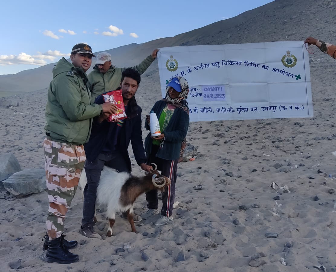 ITBP_official's tweet image. Mobile Veterinary Camp under Civic Action Programme was organised in the Vibrant Villages of Leh by 15th Battalion ITBP. 

#Unity
#AzadiKaAmritMahotsav
#CivicActionProgramme