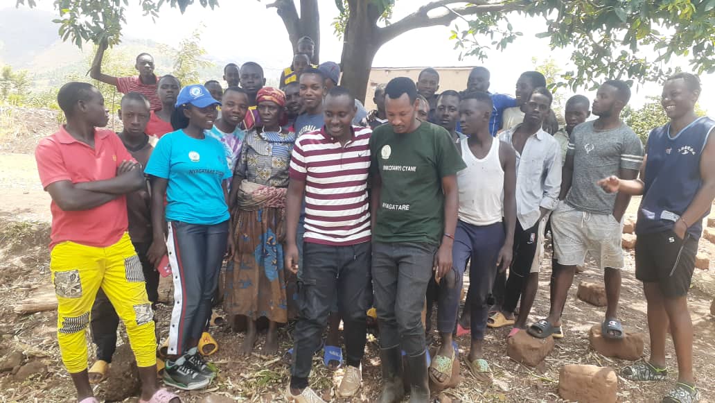 TabagweSector's tweet photo. #TabagweSect #Shonga_Cell Urubyiruko rwakoze  Umuganda wo gukurungira inzu y'Umuturage utuye Mu kagali ka #Shonga Nyuma y'Umuganda urubyiruko rwagiranye ikiganiro kibanze kuruhare rw'urubyiruko mw'Ishyirwa mubikorwa rya Gahunda za Leta. https://t.co/2hTsPT1LtD