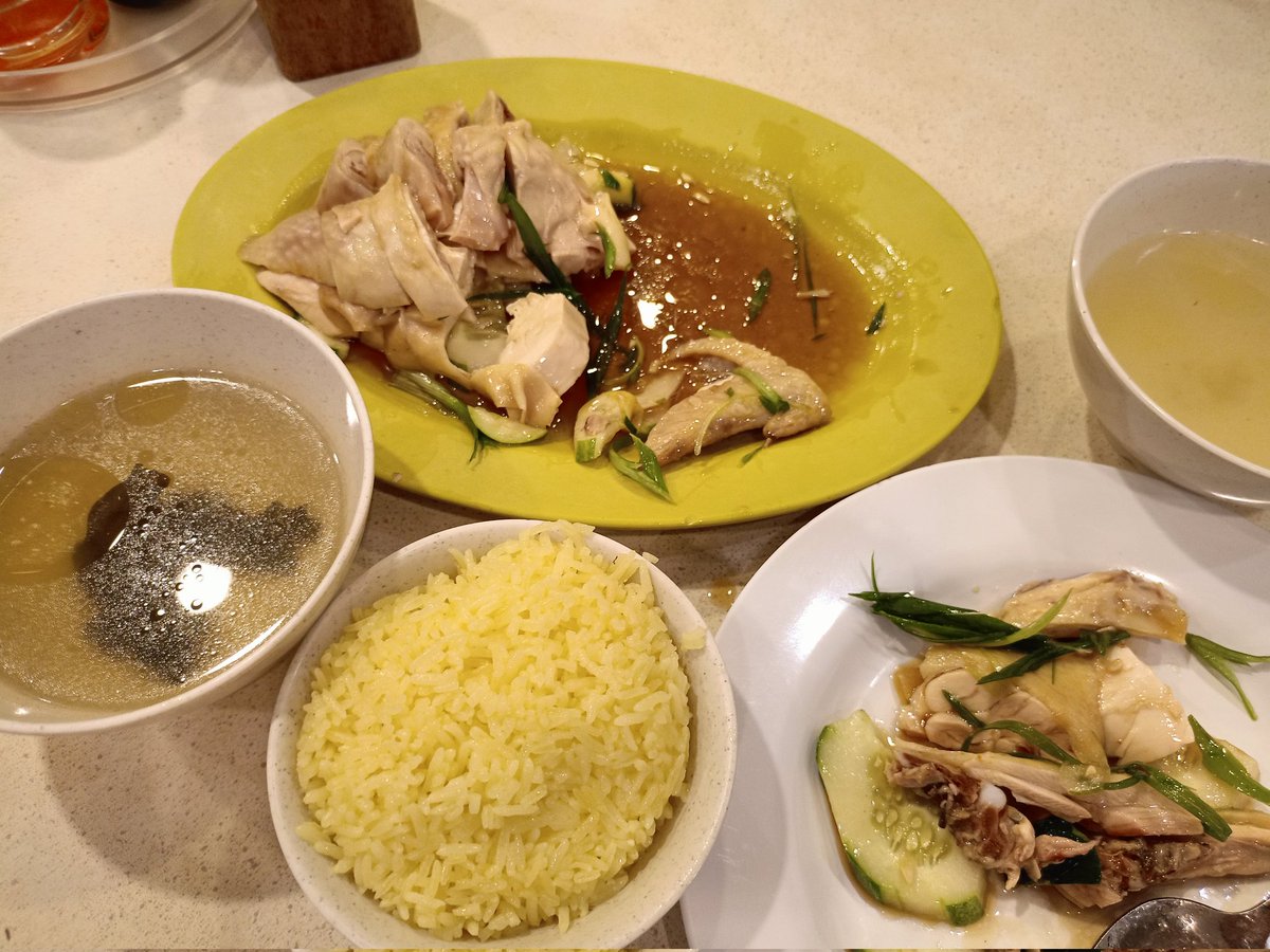 world_picnic's tweet photo. ついに！カオマンガイの人気店
ナムへオンチキンライス

に行けました♥
5個ずつ頼もうとしたら
半只というメニューが同じ量で安いとのことで
こちらを注文

ライスは別料金なんですね

確かに美味しかった❗
メニュー軽く放り投げられたり乱雑な配膳が中国？海外？感を味わえて楽しかったです😁 https://t.co/vK76a43Zna