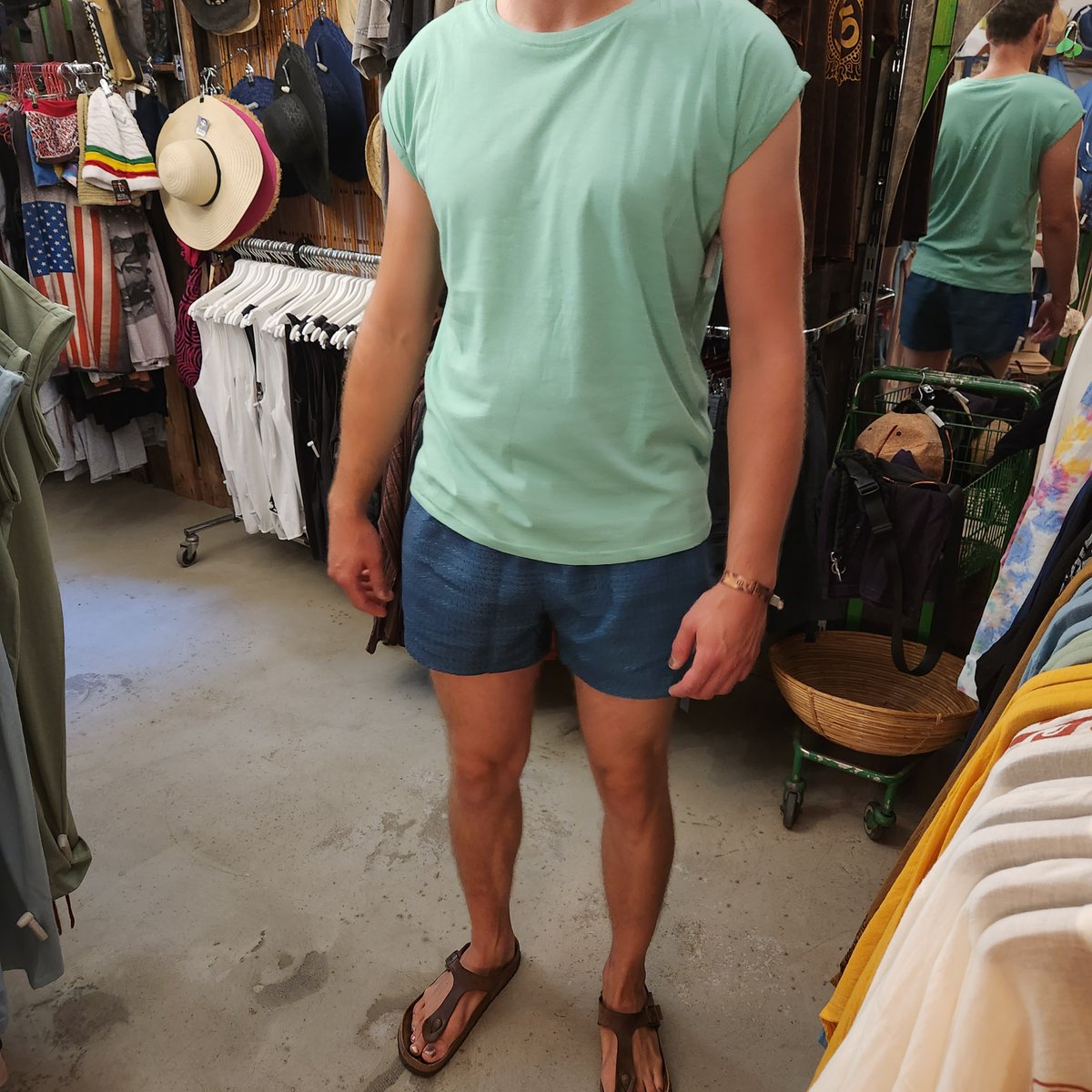 freakbutik_de's tweet photo. Im Alltag kannst du dieses entspannte Shirt beinahe universell zu sportlichen Looks kombinieren. Aus 100 % Baumwolle 

Sowohl Shirt als auch Hose sind für alle Geschlechter geeignet. 

#türkis #shorts  #Tshirt #freshseed #green #freakout #sleeveless #cotton #viskose #swimwear https://t.co/4gtbHqPE7l