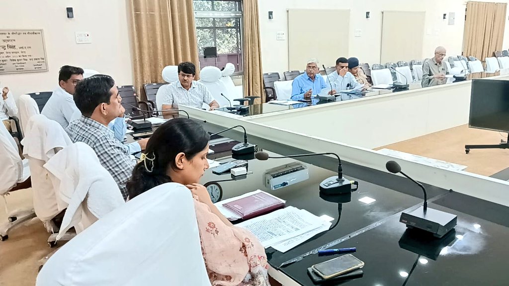 dmbulandshahr's tweet photo. आज जनपद में  बुलन्दशहर विकास प्राधिकरण उपाध्यक्ष व अन्य सम्बंधित अधिकारियों के साथ बैठक की गई। न्यू सिकंदराबाद क्षेत्र महायोजना व कालिंदी कुंज आवासीय योजना के विस्तार हेतु आपसी समझौते के आधार पर भूमि क्रय करने व अन्य आवश्यक बिन्दुओं पर चर्चा की गई।
@NagarVikasUP @CommissionerMe3 https://t.co/CNRAfUBQdV
