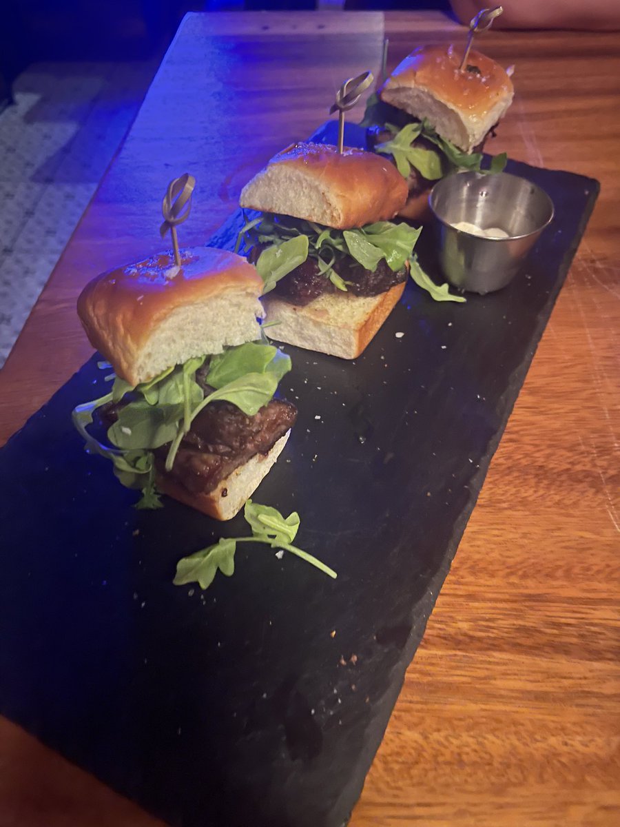Travelgirlfl51's tweet photo. Hands down to Mama Hank’s in #FortLauderdale! What a cool speakeasy! This is what you find after you go through the door, a unique and fun spot with well crafted cocktails, delicious food and great vibes. It was an amazing experience and you should not miss it! 🍹 https://t.co/pinKIRKbH8