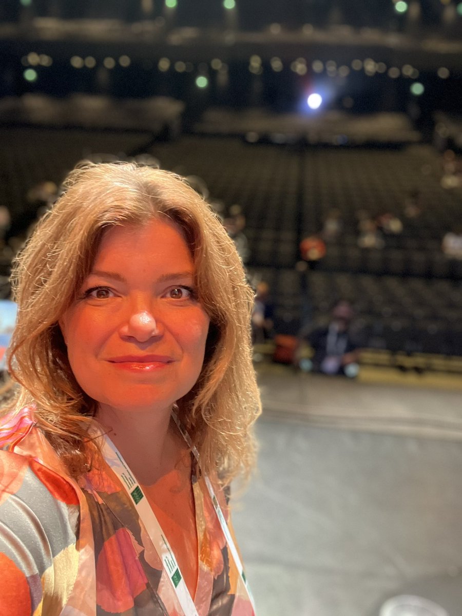 Tänään sain kunnian puhua <a href="/IFLA/">IFLA</a> kongressin päälavalla päättäjien ja kirjastojen suhteesta. Kannustin kaikkia kutsumaan päättäjiä paikan päälle katsomaan, miltä kirjasto tänään näyttää. 

Sekä olemaan rohkeasti sanavapauden puolella jatkossakin. 

<a href="/kirjastoseura/">Suomen kirjastoseura</a> #kirjastot