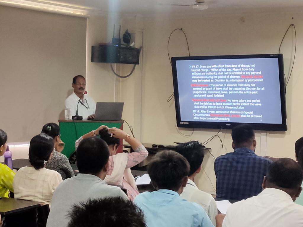 AFS_Assam's tweet photo. 12 Days Junior Assistants and Stenographers Training Program at  Assam Forest School, Jalukbari.

A lecture on Fundamental Rules and subsidiary was delivered by Shri N.N Bora,AFS(Retd)
@cmpatowary @CMOfficeAssam @mygovassam @assamforest @mkyadava @sonalighoshdws https://t.co/RMqxW8yhPu