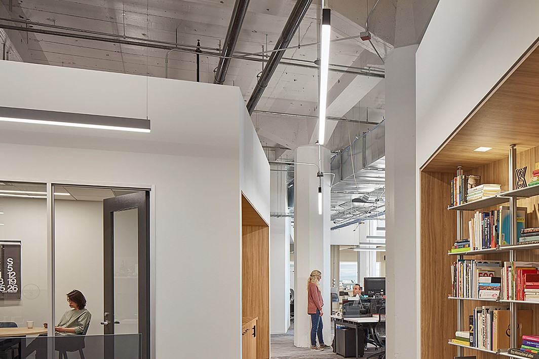 LumiGroup's tweet photo. SEEM 1 direct/indirect de @focalpointlight est idéal pour les espaces de bureaux et les zones collaboratives. Cet appareil offre la liberté de créer des espaces fascinants aux lignes de lumière linéaires. Pour plus d'information, visitez notre site web: https://t.co/SIo7zbQ6HX. https://t.co/d8KrJGSFvZ
