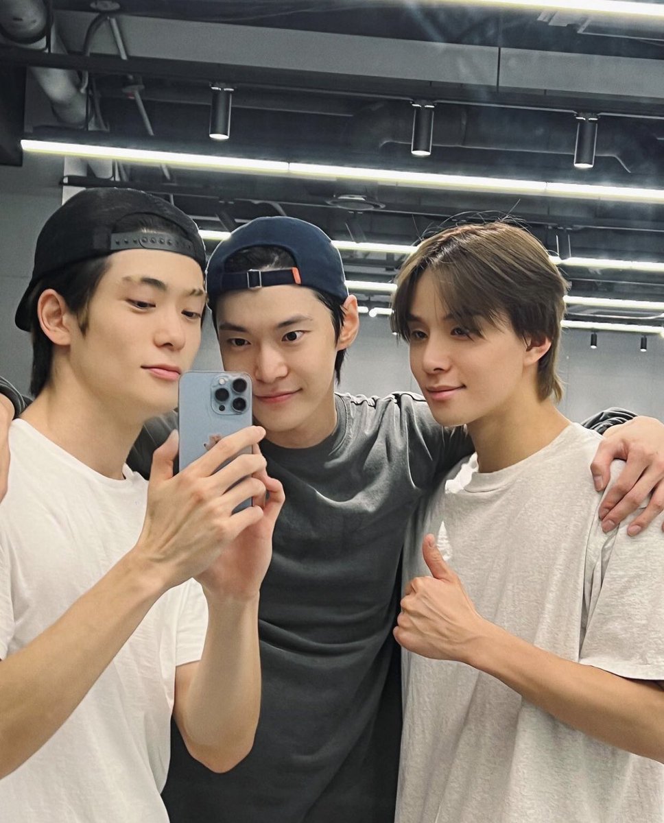 jaehyucnn's tweet photo. Here's a photo capturing the three of us deep in dance practice, with no need to pay attention to my eyebrows. https://t.co/9MEmE0ghDI