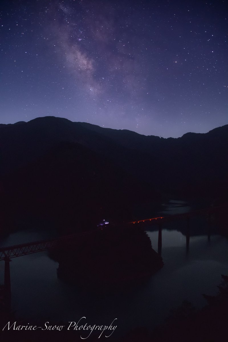 奥大井湖上駅へ天の川の撮影✨
実は今年初の天の川ヽ(´▽｀)/
しかし気温、湿度がともに高くセンサー温度が上がってしまい、見た事ないくらいのノイズが•••。
はい、リベンジ確定です💦

#Nikon #D500
#ふぉと #Photography
#額装のない写真展 
#私とニコンで見た世界
#大井川鉄道 #湖上駅 #天の川