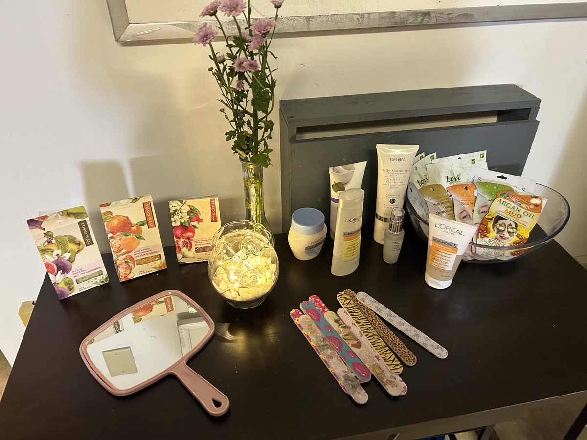 BravestoneC's tweet photo. Last week we had a special afternoon just for the mothers, where our counselors provided a pampering session. Our counselors are experienced in creating a nurturing, supportive atmosphere.

#wellness #support #journey #selfcare #domesticviolence #Manitoba https://t.co/8HZ0o8lMrH