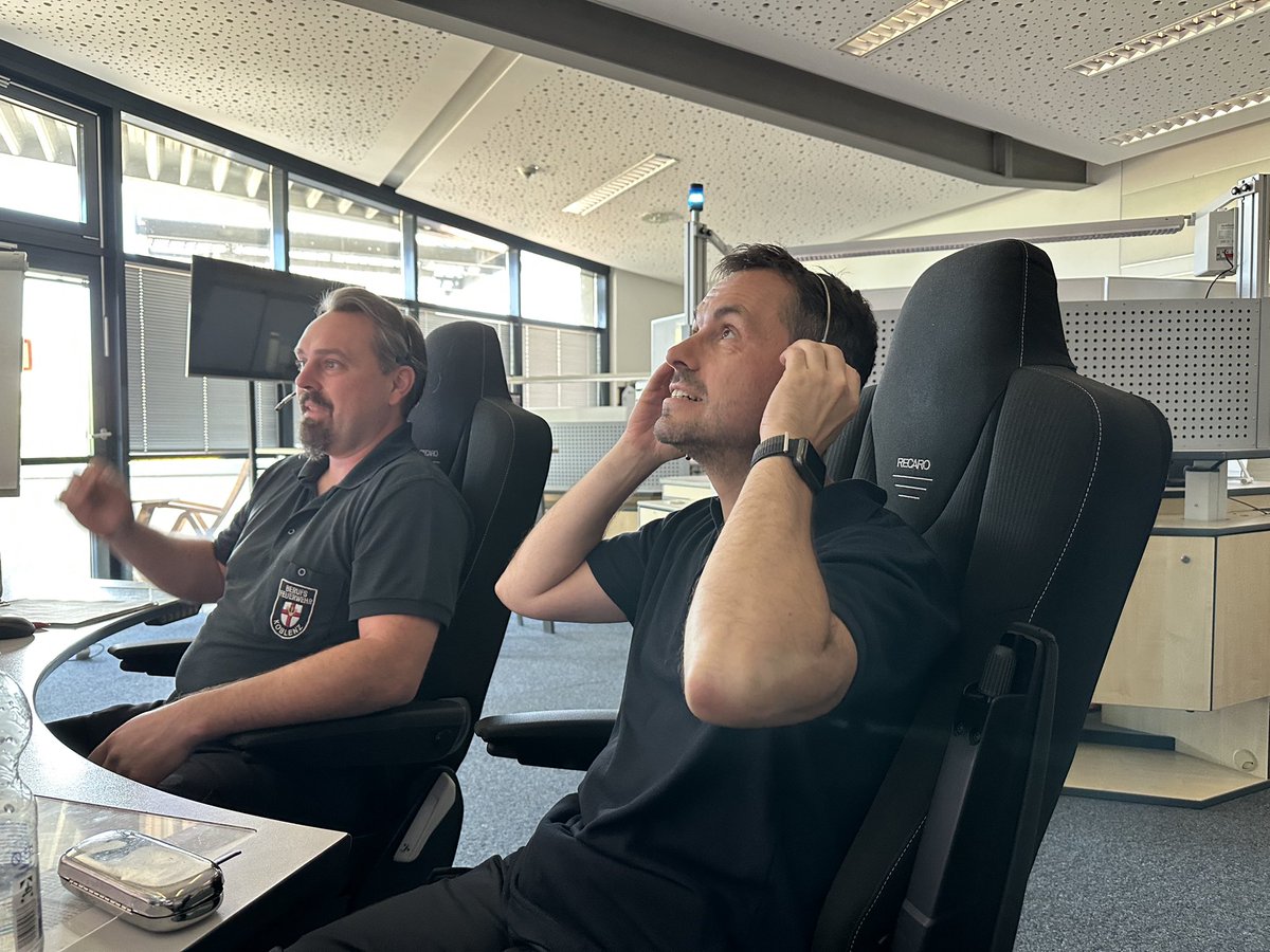 FWKoblenz's tweet image. Oberbürgermeister David Langner war heute zu Besuch auf der Feuerwache. Ein ereignisreicher Tag mit einem Einsatz vor Ort geht zu Ende. 
Demnächst mehr auf den Kanälen der Stadtverwaltung Koblenz. 
#immerda #wirsichernkoblenz