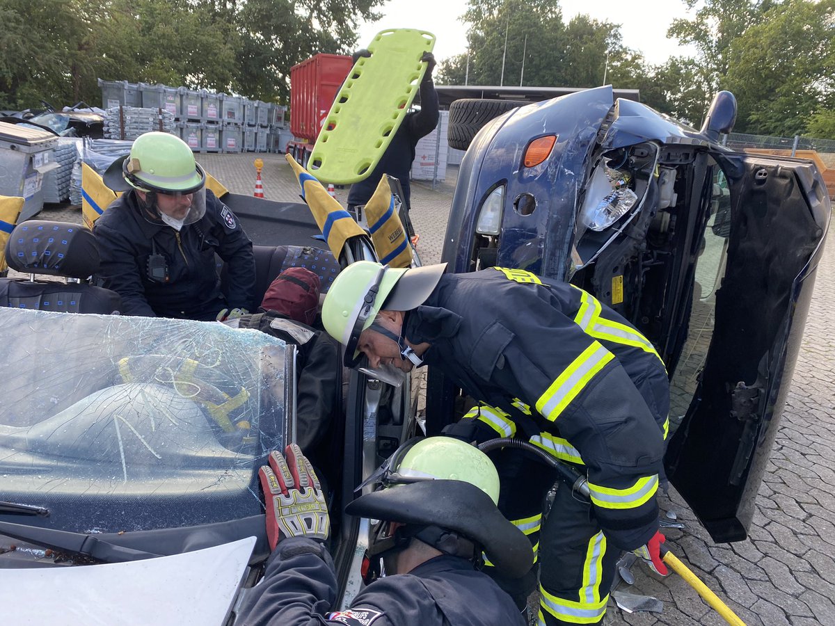 FWKoblenz's tweet image. Oberbürgermeister David Langner war heute zu Besuch auf der Feuerwache. Ein ereignisreicher Tag mit einem Einsatz vor Ort geht zu Ende. 
Demnächst mehr auf den Kanälen der Stadtverwaltung Koblenz. 
#immerda #wirsichernkoblenz