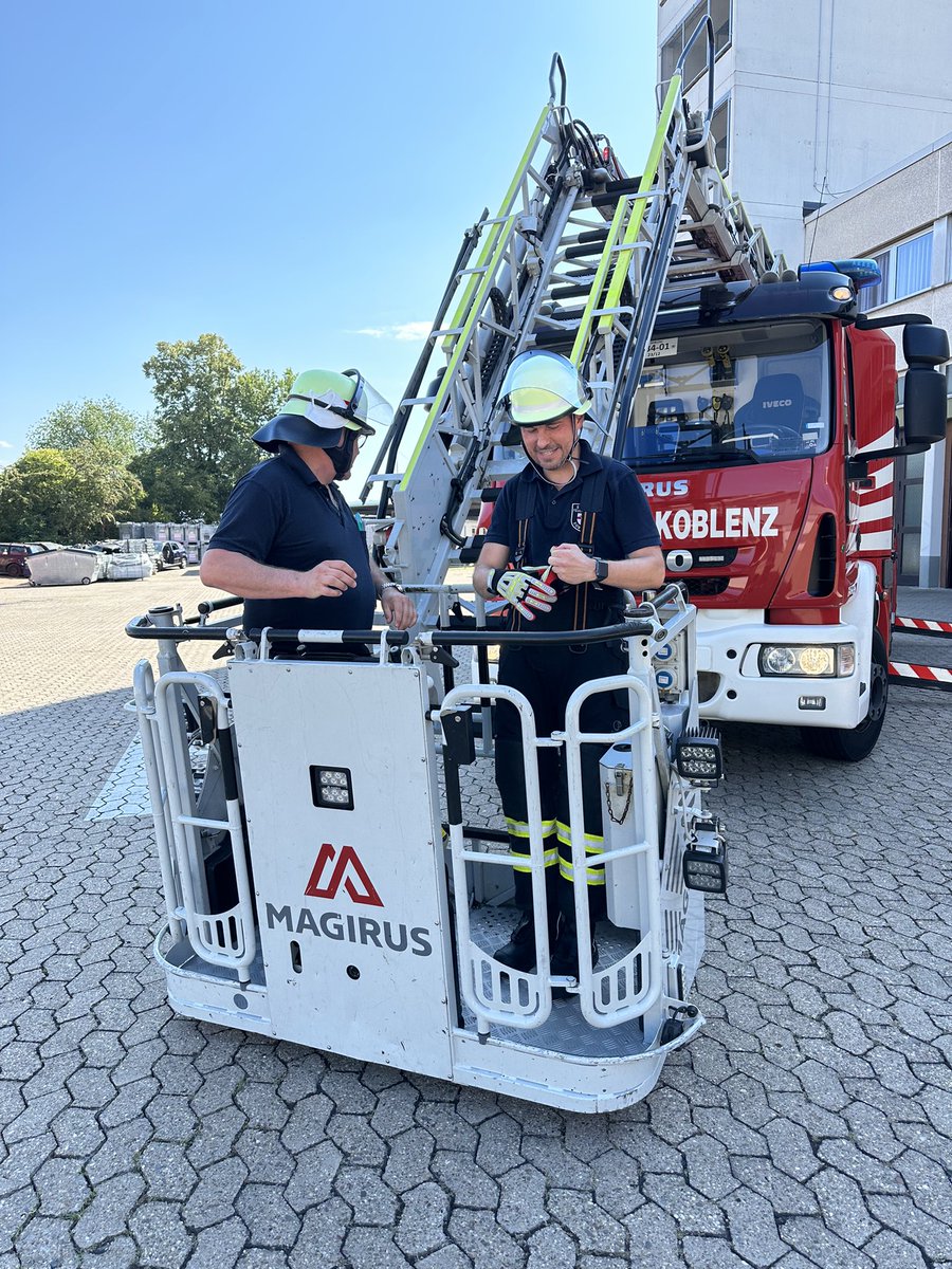 FWKoblenz's tweet image. Oberbürgermeister David Langner war heute zu Besuch auf der Feuerwache. Ein ereignisreicher Tag mit einem Einsatz vor Ort geht zu Ende. 
Demnächst mehr auf den Kanälen der Stadtverwaltung Koblenz. 
#immerda #wirsichernkoblenz