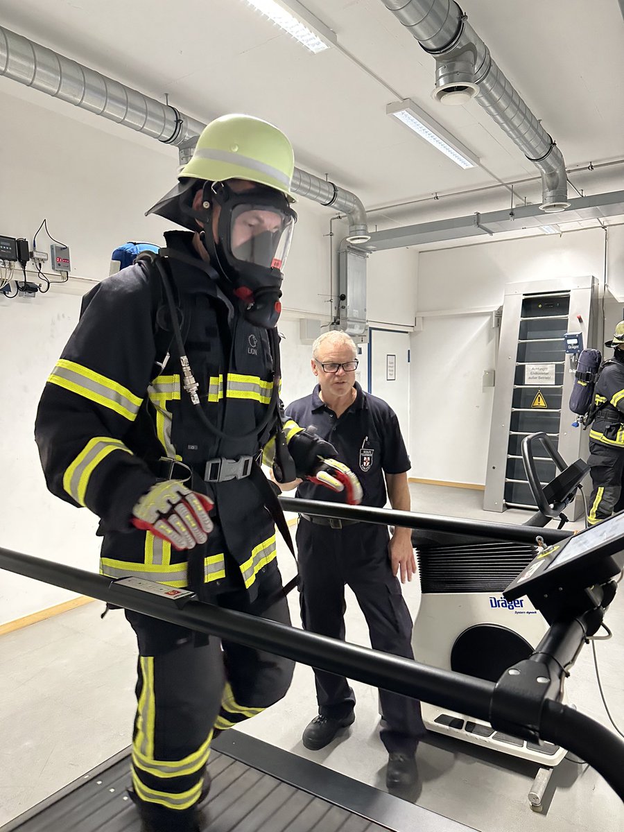 FWKoblenz's tweet image. Oberbürgermeister David Langner war heute zu Besuch auf der Feuerwache. Ein ereignisreicher Tag mit einem Einsatz vor Ort geht zu Ende. 
Demnächst mehr auf den Kanälen der Stadtverwaltung Koblenz. 
#immerda #wirsichernkoblenz