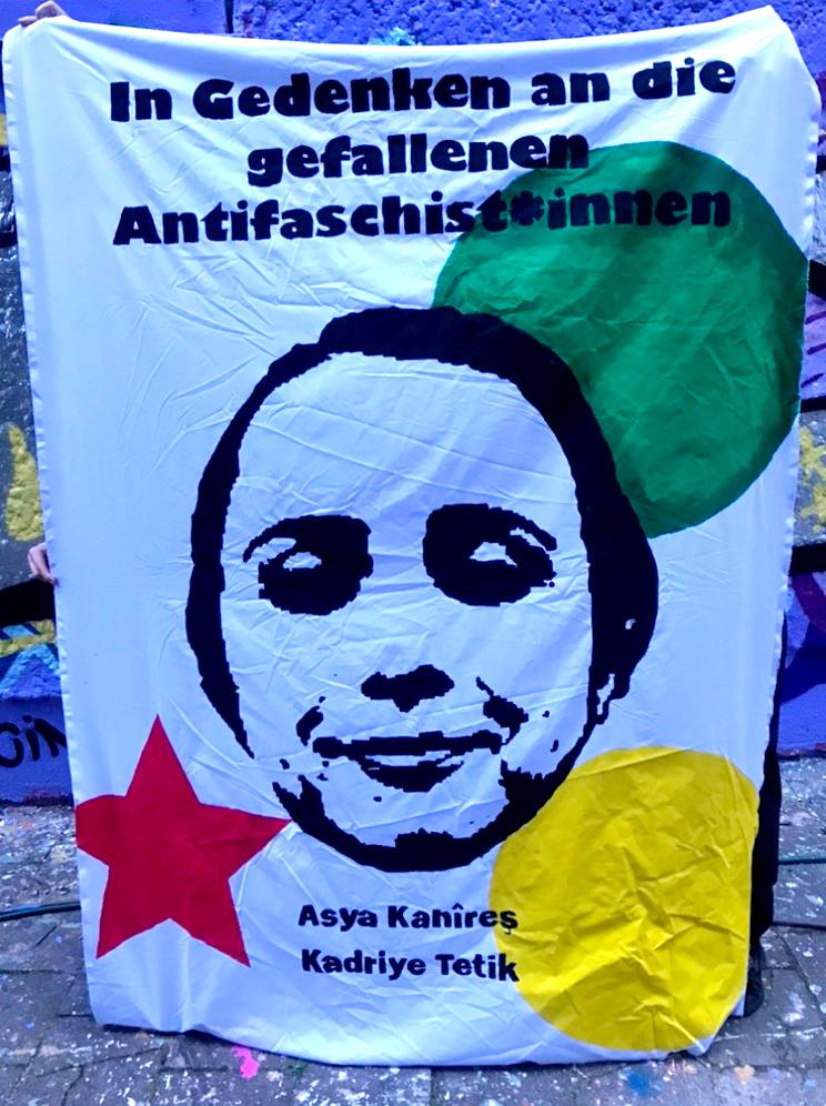 antifanordost's tweet photo. In #Berlin kamen #Antifa|s und Internationalist*innen zusammen um den gefallenen Guerillas Thomas S., Kadriye T. und Diyako S. zu gedenken und um Solidarität mit der kurdischen Befreiungsbewegung zu zeigen.

Şehîd namirin – Die Gefallenen sind unsterblich!
https://t.co/OWJaPsfyUz https://t.co/y9cQRCDKDP
