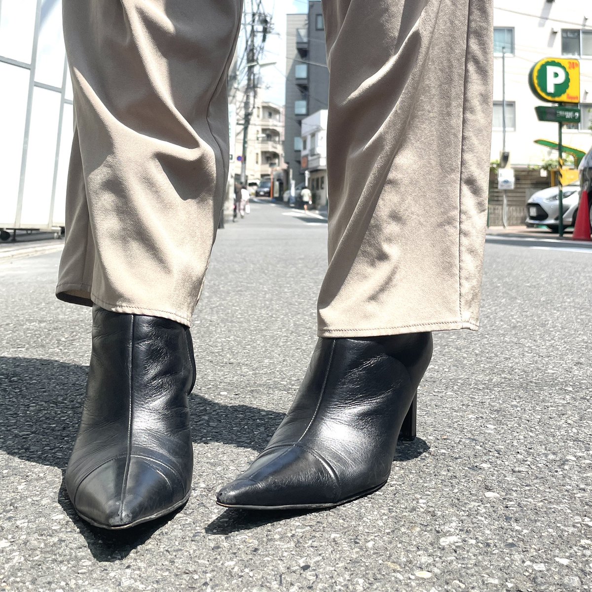 vector_chokuei's tweet photo. 【Today's Pickup】
戸越銀座店の本日のおすすめ！

CHANEL
ポインテッドトゥブーツ
Color:Black 
Size:37
Price:¥22,800-

ポインテッドトゥが印象的なレザーブーツ。
ココマークもさりげなく秋冬のコーディネートのスパイスに。

https://t.co/h2pYH8ZK3o

https://t.co/crYCei2caT

#vector #ベクトル #直営店 #買取 #古着 #古着買取 #高価買取 #古着好きと繋がりたい #古着好きさんと繋がりたい #古着通販 #フォロー大歓迎 #instagood #follow #followme #nike #chanel #boots #シャネル #ブーツ