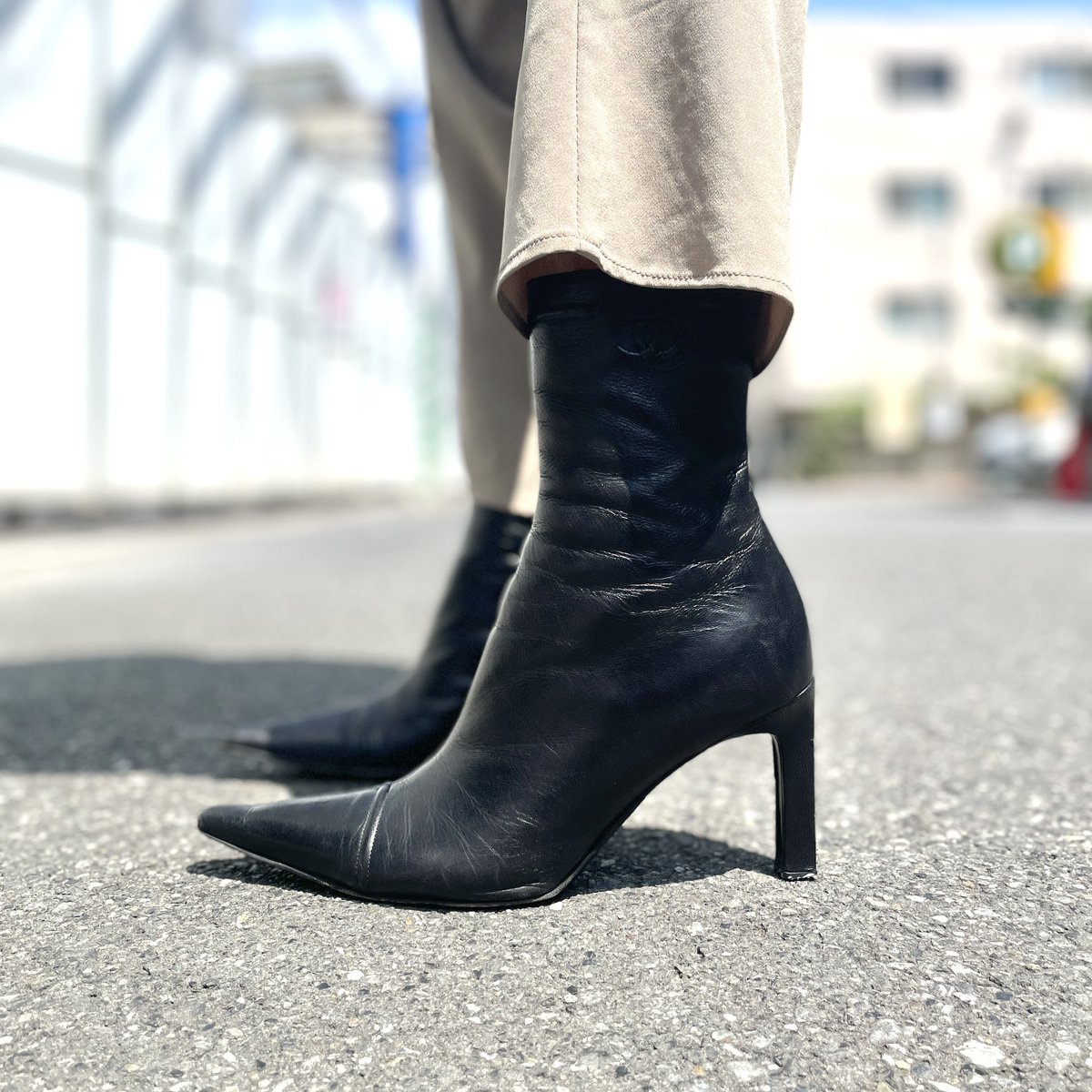 vector_chokuei's tweet photo. 【Today's Pickup】
戸越銀座店の本日のおすすめ！

CHANEL
ポインテッドトゥブーツ
Color:Black 
Size:37
Price:¥22,800-

ポインテッドトゥが印象的なレザーブーツ。
ココマークもさりげなく秋冬のコーディネートのスパイスに。

https://t.co/h2pYH8ZK3o

https://t.co/crYCei2caT

#vector #ベクトル #直営店 #買取 #古着 #古着買取 #高価買取 #古着好きと繋がりたい #古着好きさんと繋がりたい #古着通販 #フォロー大歓迎 #instagood #follow #followme #nike #chanel #boots #シャネル #ブーツ