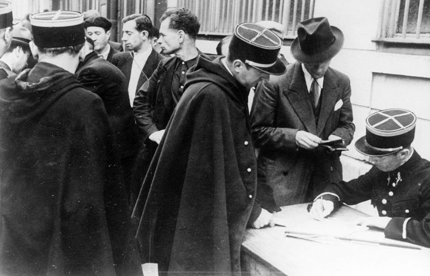 Le #21août 1941, 609 #Juifs sont arrêtés à #Paris, à leur domicile ou dans les rues et autres lieux publics. Le 22 août, les bus partent pour #Drancy. Au total, avec la coopération de la #Gestapo et de la police française, 4 230 hommes Juifs, dont 1 300 français sont raflés.