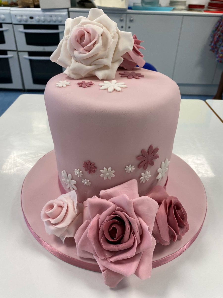 NewCollSwindon's tweet image. Is it cake? 🍰 Of course! Made by our talented students at our Novelty Cake Decorating course. Don't be intimidated - you can learn how to do this yourself! Apply now: buff.ly/3ODBxPu 

#cakedecorating #fondant