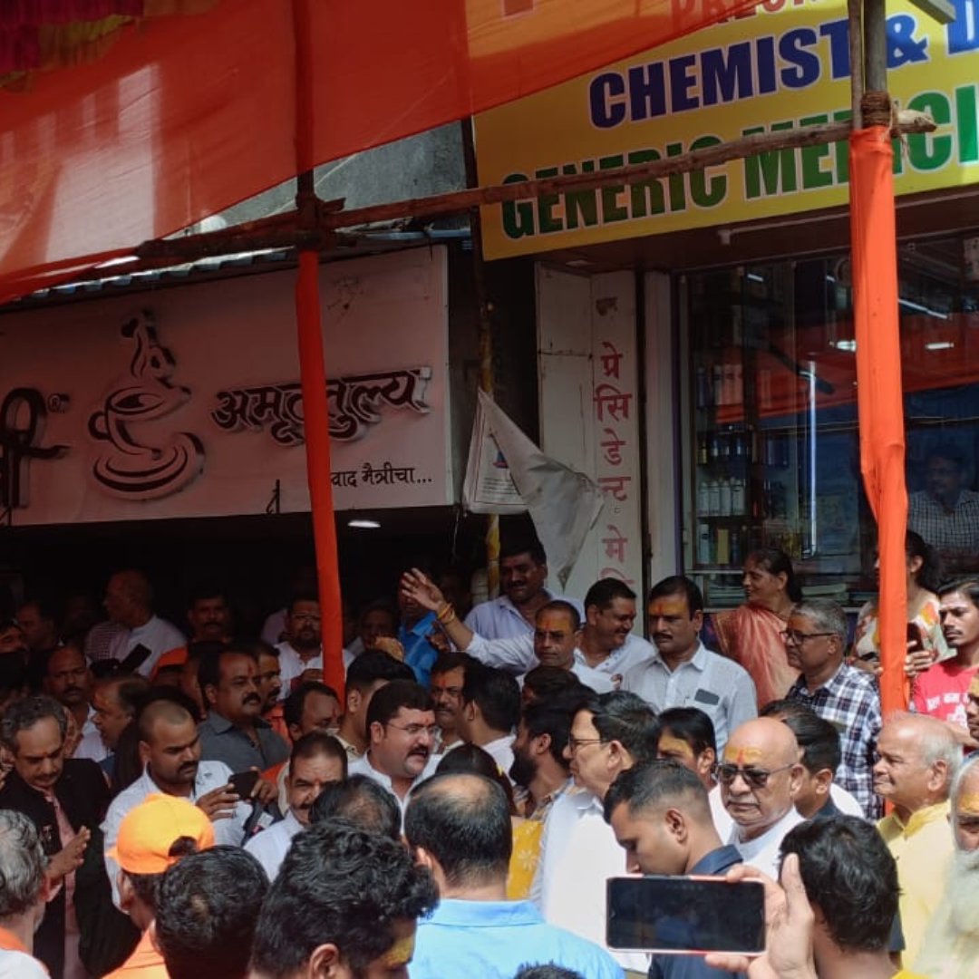 kripasofficial's tweet photo. Adhyatmik Yatra ki Shuruaat: Kripashankar Singh dwara Bandra se Vasai ki Oar, Sabhi Ishwar Bhakto ke Liye Pramukh Shravan Utsav mein Romanchak Bhakti, Vasai ke Mohak Tungareshwar Mandir mein. ЁЯХЙя╕П
.
.
.
#tungareshwar #shravan #KripashankarSingh #BJP4Maharashtra #bjp4india https://t.co/Xhwe4J9Ow2