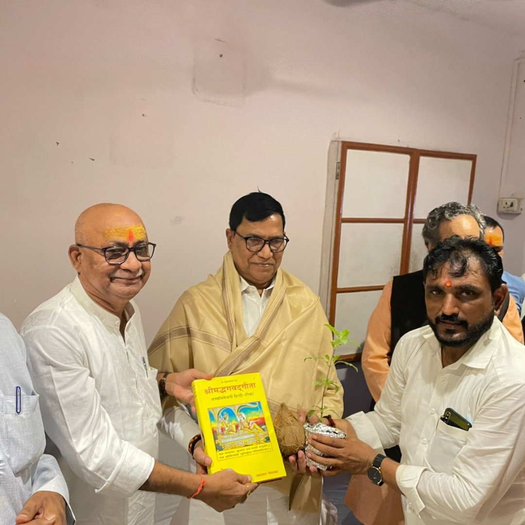 kripasofficial's tweet photo. Adhyatmik Yatra ki Shuruaat: Kripashankar Singh dwara Bandra se Vasai ki Oar, Sabhi Ishwar Bhakto ke Liye Pramukh Shravan Utsav mein Romanchak Bhakti, Vasai ke Mohak Tungareshwar Mandir mein. ЁЯХЙя╕П
.
.
.
#tungareshwar #shravan #KripashankarSingh #BJP4Maharashtra #bjp4india https://t.co/Xhwe4J9Ow2