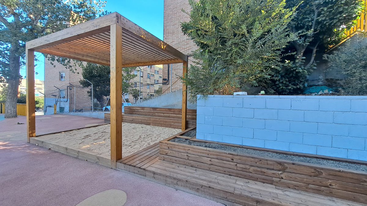 Estructura, gradas, arenero y jardineras instaladas en el colegio FERRER Y GUARDIA, de Barcelona.
Trabajamos para mejorar los patios de los colegios de la capital.
fustmar.com
#patiosdecolegios #educacion #barcelonaguapa #ferreriguardia #colegios #fustmar #