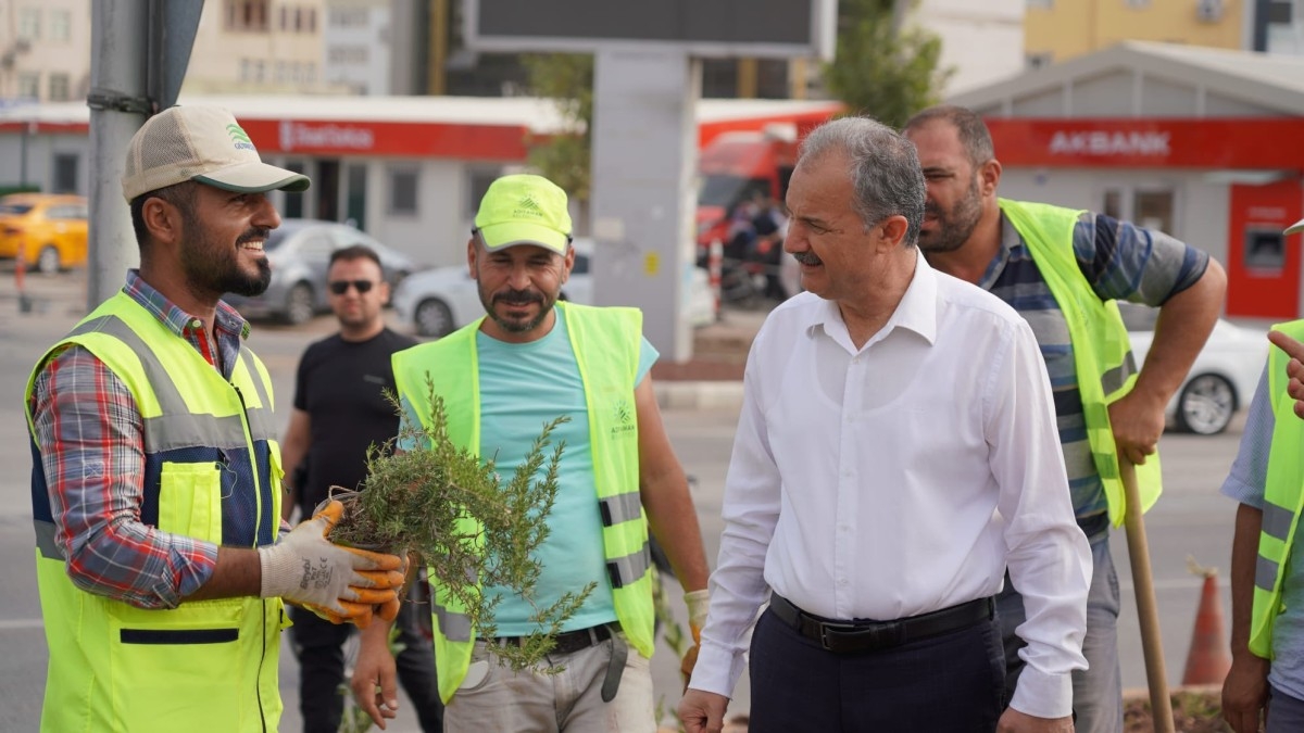 yamanhabercomtr's tweet photo. #GÜNCEL Adıyaman’da refüj ve kavşaklar yenilenmeye devam ediyor: ADIYAMAN (PHA) - Adıyaman Belediyesi, deprem sonrası oluşan hasarları gidermek için şehir genelindeki refüj ve kavşakları yenilemeye devam ediyor. https://t.co/KJpPXZIcIm https://t.co/CwP2Us50Wu