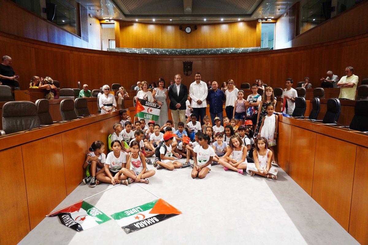 🇪🇭El secretario segundo de la Mesa de las Cortes, <a href="/PerezAnadon/">Carlos Pérez Anadón</a>, ha recibido esta mañana a un grupo de niños saharauis participantes del programa #VacacionesEnPaz, así como a sus familias de acogida y a una representación de la delegación saharaui.

📋bit.ly/45zJ8oR
