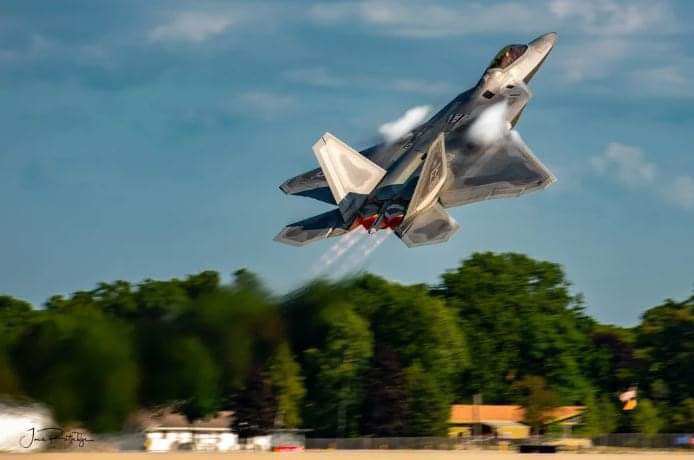 EngineeringElev's tweet image. F-22 Raptor takes off during Oshkosh 2023.