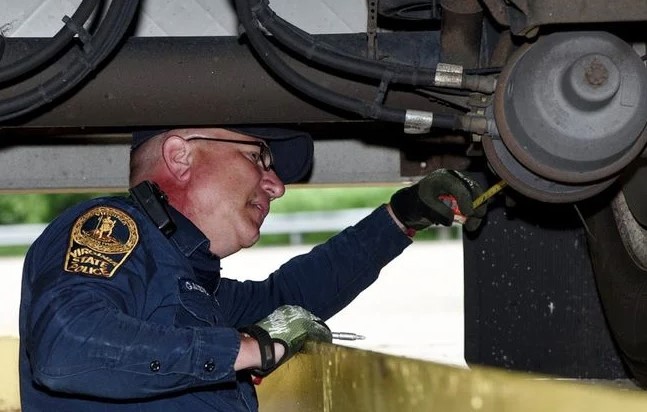 HDTrucking's tweet photo. CVSA Brake Safety Week is underway and continues through Aug. 26. The focus is on brake lining/pad violations. https://t.co/NveUmyWt4Y #CVSA #BrakeSafetyWeek #CVSABrakeSafetyWeek #TruckDrivers #FleetManager https://t.co/6Y8A5H5qoS